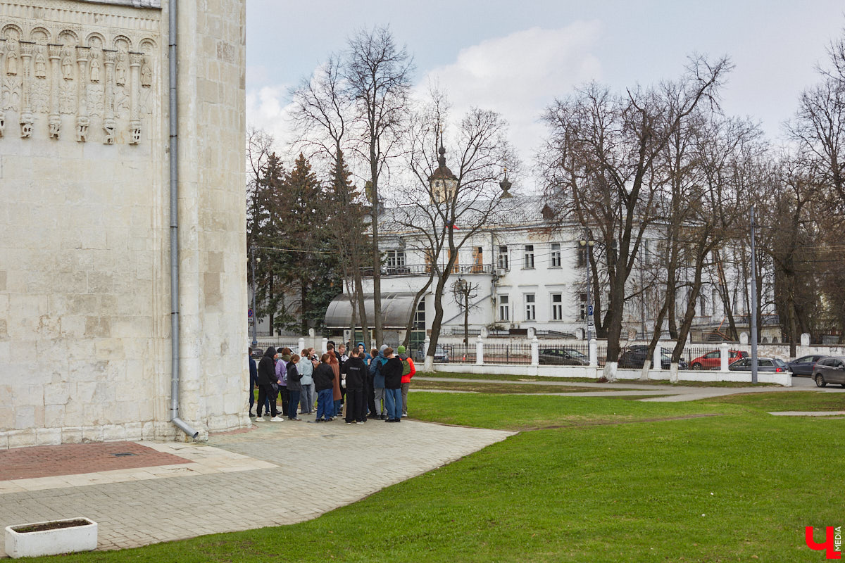 В первой половине XIX века Владимир развивался на основе первого регулярного плана застройки, утверждённого Екатериной II в 1781 году. На смену стихийно сложившейся, хаотичной постройке и кривым улочкам должна была прийти упорядоченная сеть городских кварталов с геометрически чёткой планировкой. На центральной улице стали появляться кирпичные купеческие дома, возводились новые общественные здания в стилистике зрелого классицизма, перестраивались старые. Ведущую роль в этом играл губернский архитектор Алексей Вершинский.